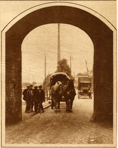 350350 Gezicht door de landpoort van de Koppelpoort te Amersfoort op de Grote Koppel uit het zuidoosten; met een paard ...
